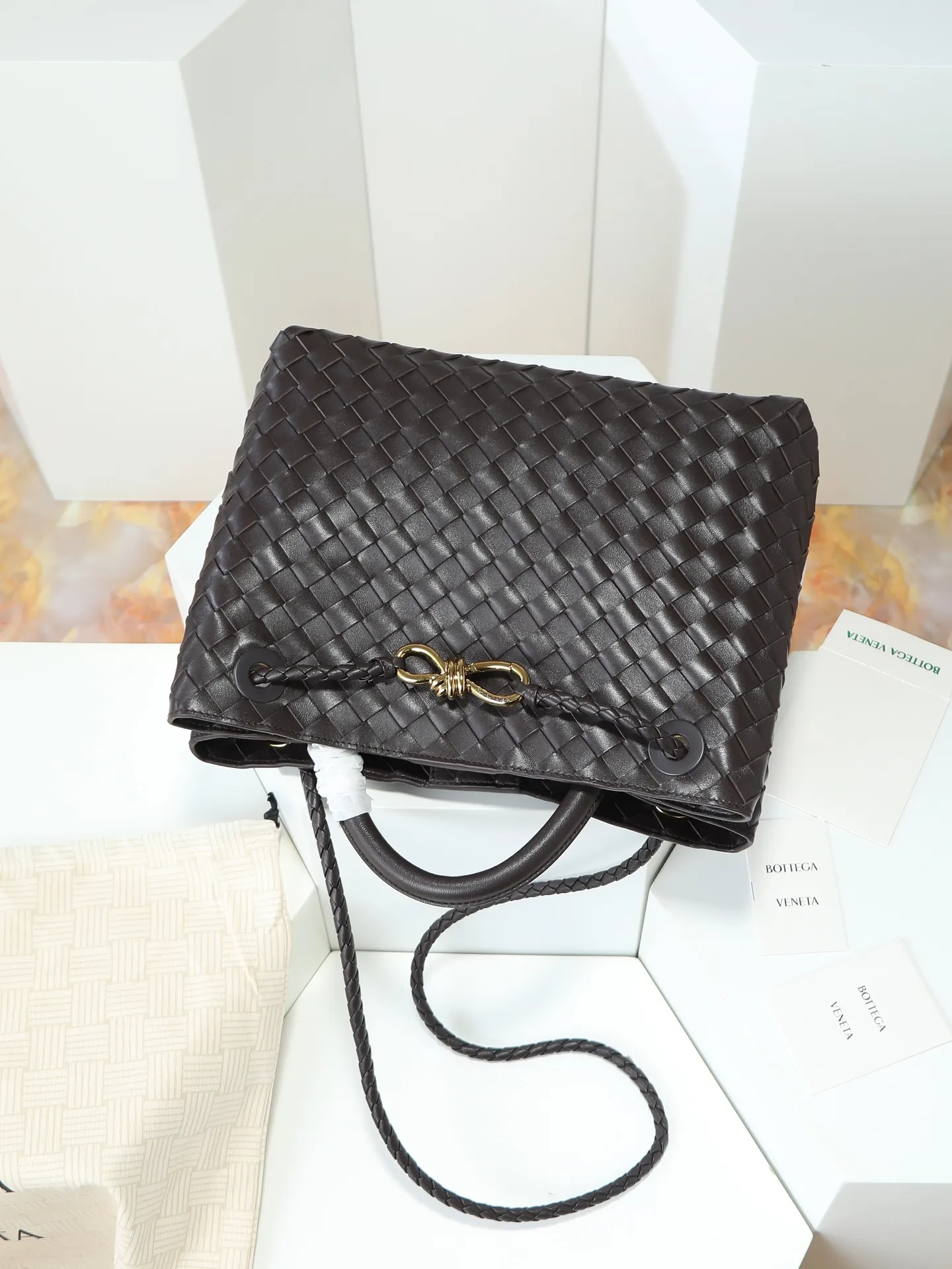 1550. Andiamo is shipping‼ ️Really popular🔥The new Andiamo woven handbag launched by Bottega Veneta this season is really popular all over the world! ! Celebrities at home and abroad have worn it, and Oscar-winning actress Michelle Yeoh has taken it out on the street. Song Jia, Trai Yala, Yu Feihong, Sanji Ayaka, Rosie Hunting-Whiteley, Yoshioka Riho, etc. have all worn this bag. It is classic and versatile and shows off your temperament, and the bag capacity is also large, which is very convenient for daily commuting! ! A variety of carrying methods, the shoulder straps can be adjusted by yourself, the original lambskin feels soft and delicate, and the unisex style breaks gender boundaries and brings a more practical and longer-lasting use experience. Andiamo, which has both elegant and casual styles, perfectly interprets the true appearance of "fashionable old money style". Style number: 766016 Size: 32*24*12